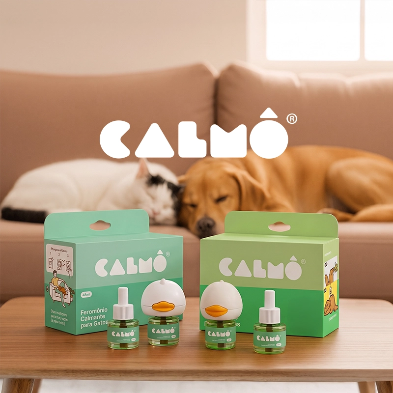 Difusor Calmô ligado na tomada com pet relaxado ao lado